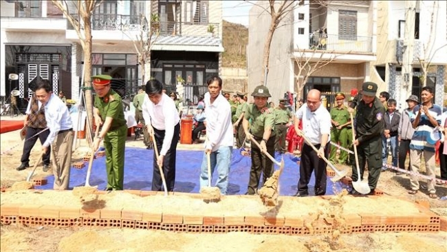 Thủ tướng yêu cầu phát động chiến dịch thần tốc xây, sửa nhà cho người dân bị thiệt hại do mưa lũ