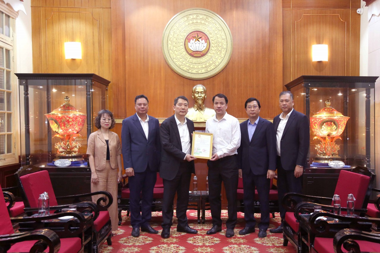 Bộ Tài chính trao 3,5 tỷ đồng ủng hộ đồng bào miền trung và Tây Nguyên khắc phục hậu quả mưa lũ