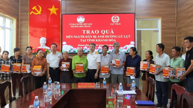 Đoàn công tác Cục Thuế thăm hỏi, tặng quà bà con vùng lũ lụt tại Khánh Hòa