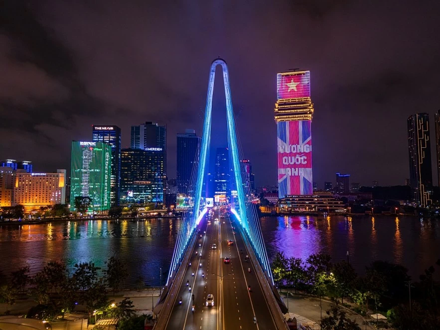 Rực rỡ ánh sáng hữu nghị Việt - Anh từ Tòa tháp Saigon Marina IFC Rực rỡ ánh sáng hữu nghị Việt - Anh từ Tòa tháp Saigon Marina IFC