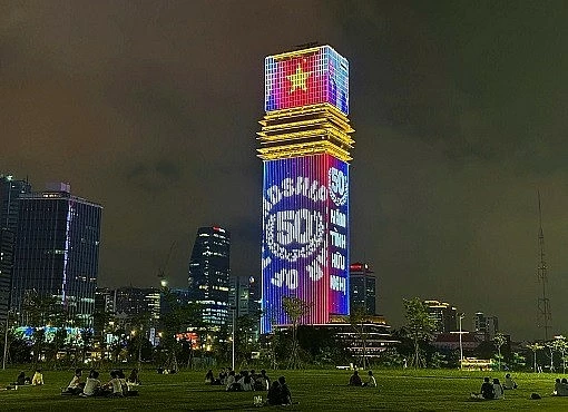Rực rỡ ánh sáng hữu nghị Việt - Anh từ Tòa tháp Saigon Marina IFC Rực rỡ ánh sáng hữu nghị Việt - Anh từ Tòa tháp Saigon Marina IFC
