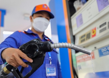 Từ 15h chiều 4/12 giá xăng tăng 451 đồng/lít - 534 đồng/lít