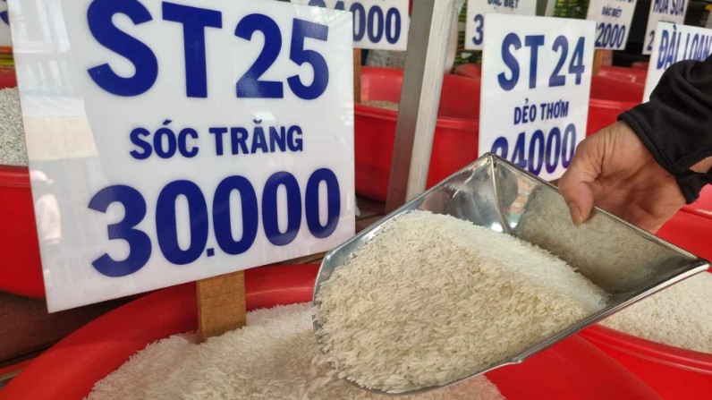 Ngày 5/12: Giá gạo nguyên liệu xuất khẩu giảm, lúa ổn định