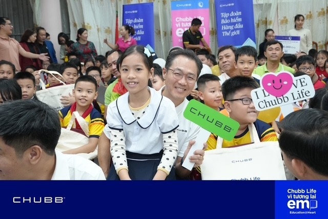 Chubb Life Việt Nam dành hơn 1 tỷ đồng hỗ trợ học sinh khó khăn và các địa phương gánh chịu thiên tai