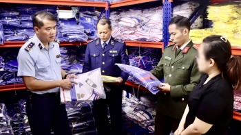Hà Nội: Thu giữ gần 6.500 bộ quần áo có dấu hiệu giả nhãn hiệu nổi tiếng