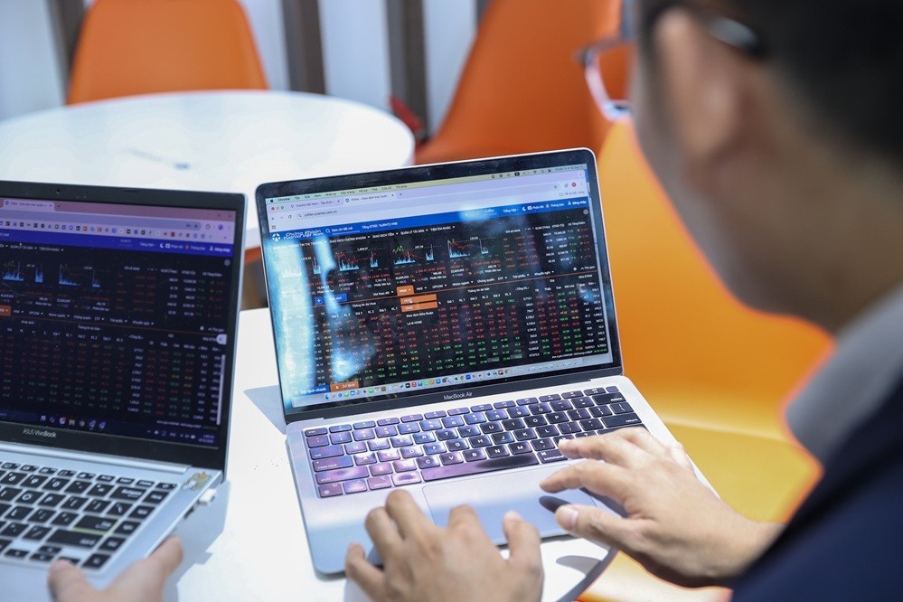 chung khoan ngay 1012 ap luc ban manh tai nhom bat dong san vn index lui ve duoi moc 1720 diem