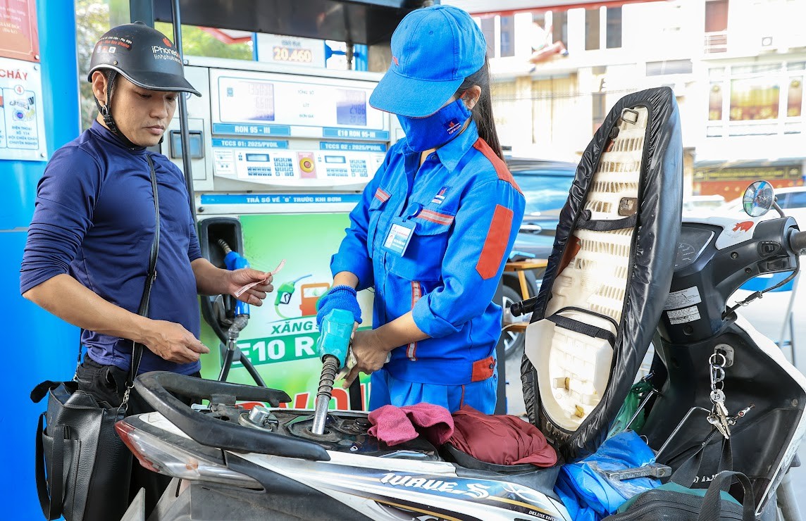 Từ 15h chiều 11/12, giá xăng dầu đồng loạt giảm