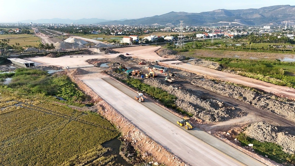 có tổng vốn đầu tư gần 6.400 tỷ đồng, mang ý nghĩa động lực cho khu vực phía Tây của tỉnh khi kết nối trực tiếp cao tốc Hạ Long - Hải Phòng với các địa phương trong khu vực.