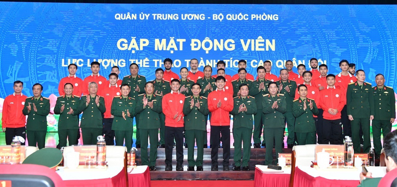 Đại tướng Phan Văn Giang gặp mặt, động viên CLB Thể Công Viettel