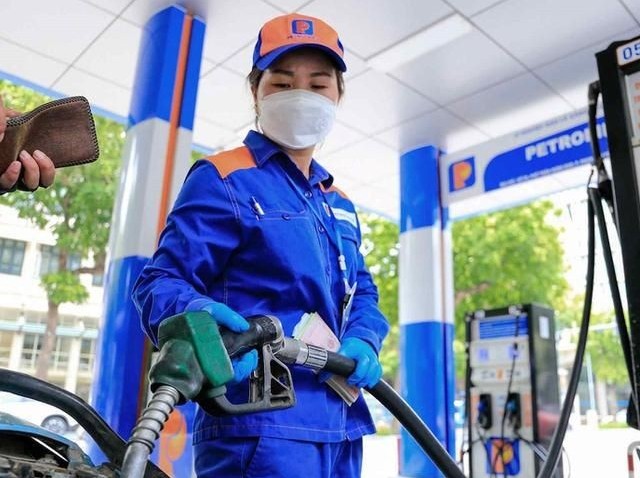 tu 15h chieu 1812 gia xang giam den 462 donglit