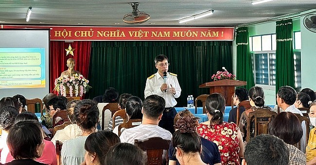 Công chức Thuế địa phương đẩy nhanh tiến độ chuyển đổi sang kê khai thuế với hộ kinh doanh