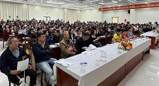 Công chức Thuế địa phương đẩy nhanh tiến độ chuyển đổi sang kê khai thuế với hộ kinh doanh