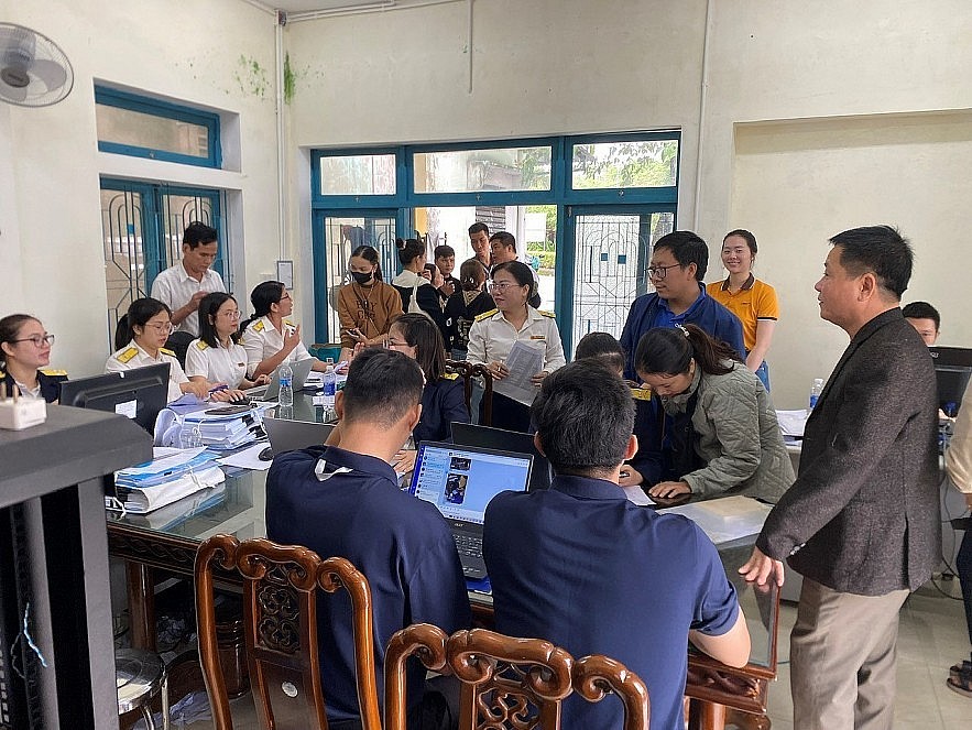 Công chức Thuế địa phương đẩy nhanh tiến độ chuyển đổi sang kê khai thuế với hộ kinh doanh