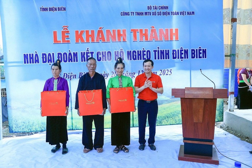 Bộ trưởng Nguyễn Văn Thắng dự lễ khánh thành và bàn giao nhà Đại đoàn kết cho 108 hộ nghèo tại Điện Biên