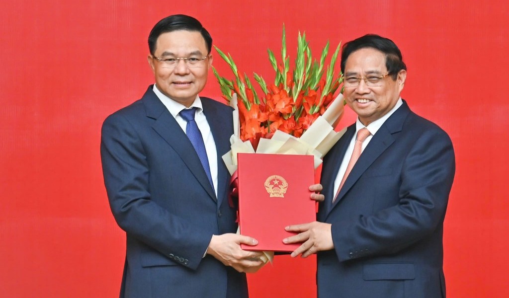 Thủ tướng trao quyết định giao Quyền Bộ trưởng Bộ Công thương cho ông Lê Mạnh Hùng