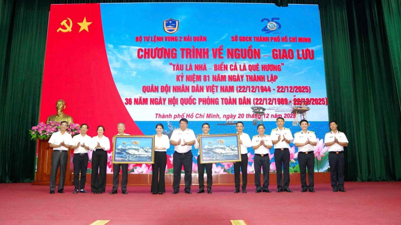 HoSE thắt chặt nghĩa tình quân - dân qua chương trình “Tàu là nhà - Biển cả là quê hương”