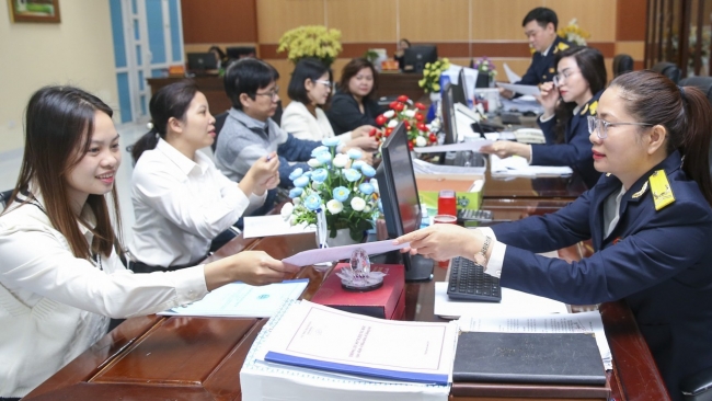 Lần đầu tiên ngành Thuế thu ngân sách vượt mốc 2 triệu tỷ đồng