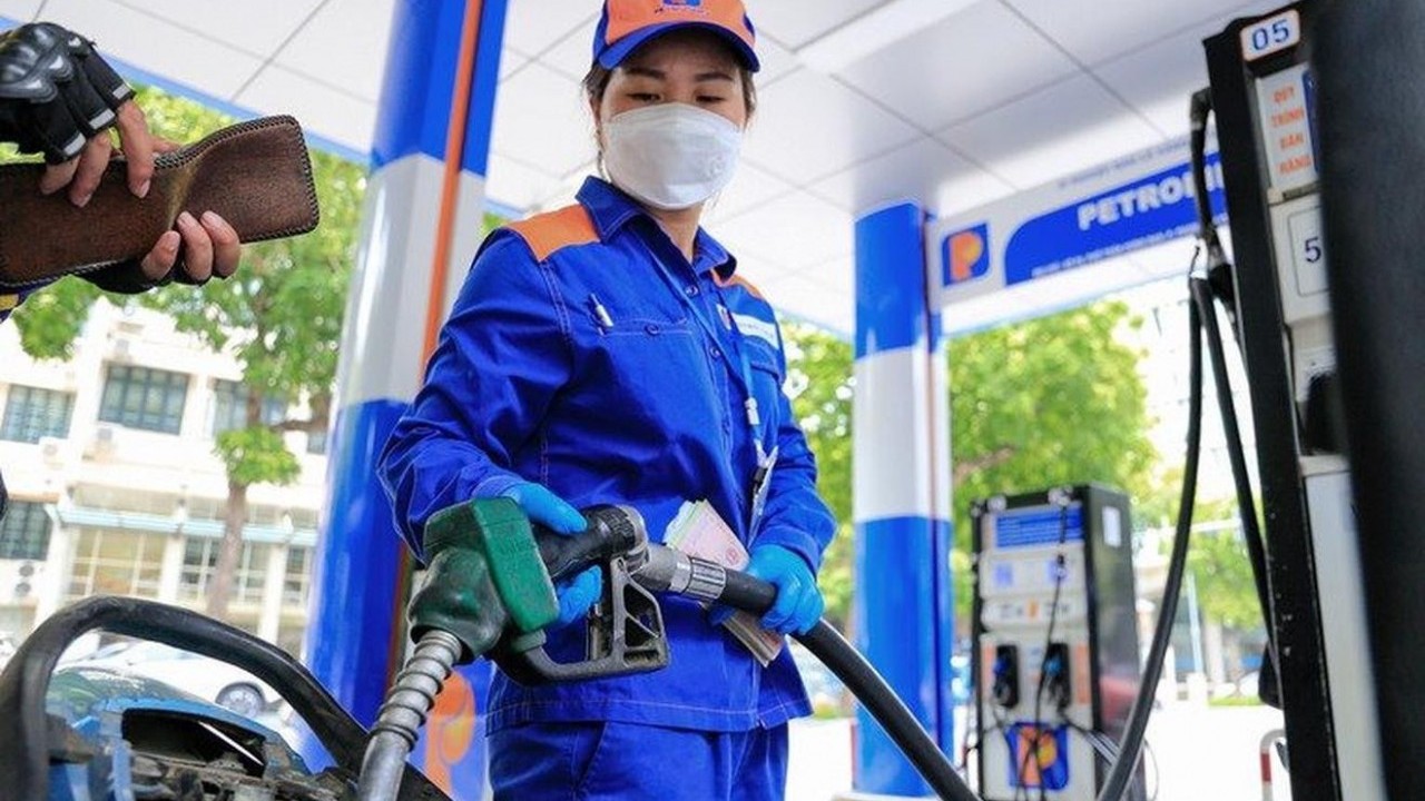 Giá xăng ngày mai dự báo có thể giảm mạnh khoảng 510 - 600 đồng/lít