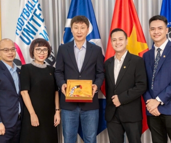 HLV Kim Sang Sik được trao huy chương vàng 24K từ PNJ