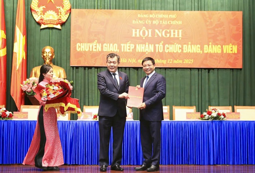 Thống nhất sự lãnh đạo, gắn công tác xây dựng Đảng với nhiệm vụ sản xuất, kinh doanh