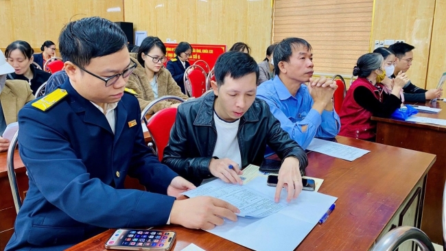 Thuế cơ sở 3 tỉnh Quảng Ninh triển khai cao điểm chuyển đổi hộ kinh doanh từ thuế khoán sang kê khai