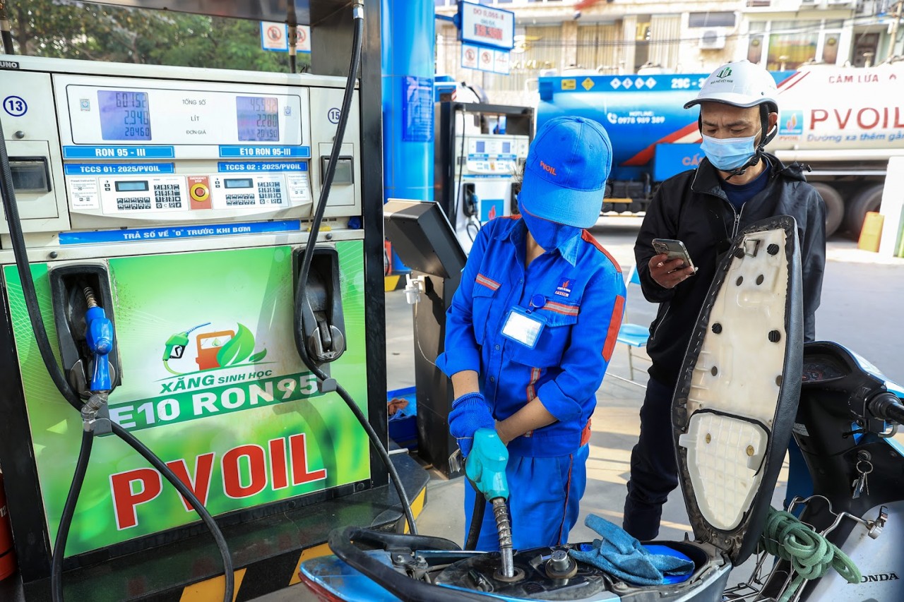 Từ 15h chiều 31/12, giá xăng tiếp tục giảm đến 278 đồng/lít