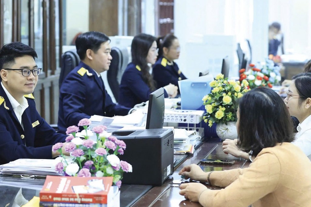 nganh tai chinh nam 2025 vung vang trong thu thach san sang cho ky nguyen tang toc