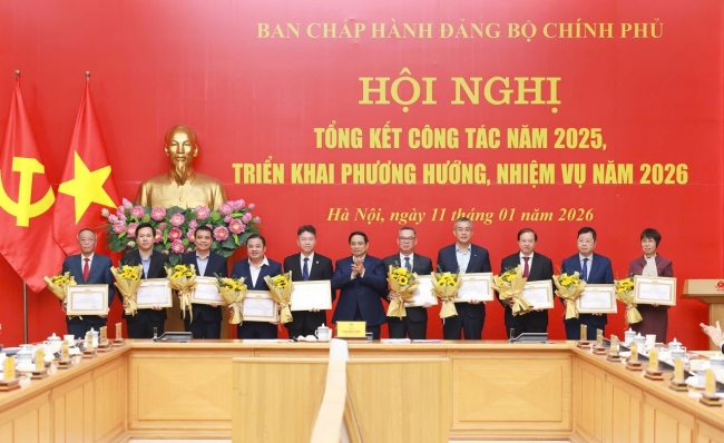 Thủ tướng Phạm Minh Chính trao Bằng khen cho đồng chí Phùng Quang Hiệp – cá nhân tiêu biểu trong lãnh đạo thực hiện nhiệm vụ chính trị năm 2025.