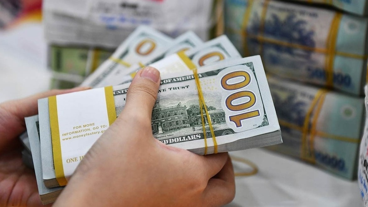 Tỷ giá USD hôm nay (16/1): Trung tâm giảm, "chợ đen" đảo chiều tăng mạnh