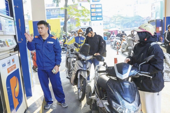 Linh hoạt điều hành giá và đảm bảo nguồn cung xăng dầu