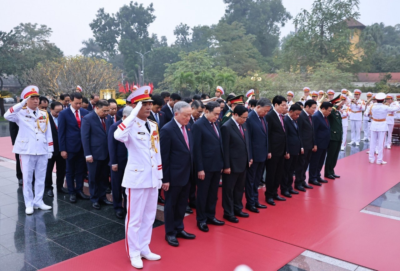 Các đại biểu dự Đại hội XIV vào Lăng viếng Chủ tịch Hồ Chí Minh