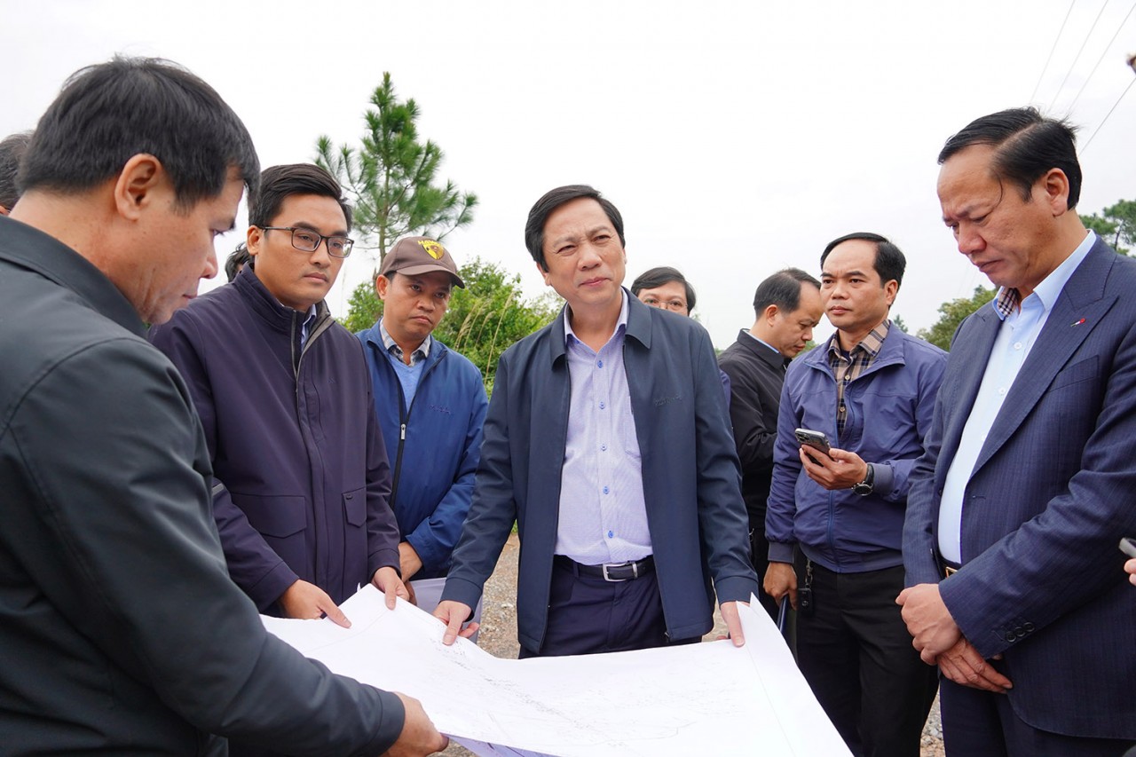 Phó Chủ tịch Thường trực UBND tỉnh Quảng Trị Hoàng Nam kiểm tra thực địa tiến độ một dự án đầu tư công trên địa bàn tỉnh. Ảnh: Trường Nhật