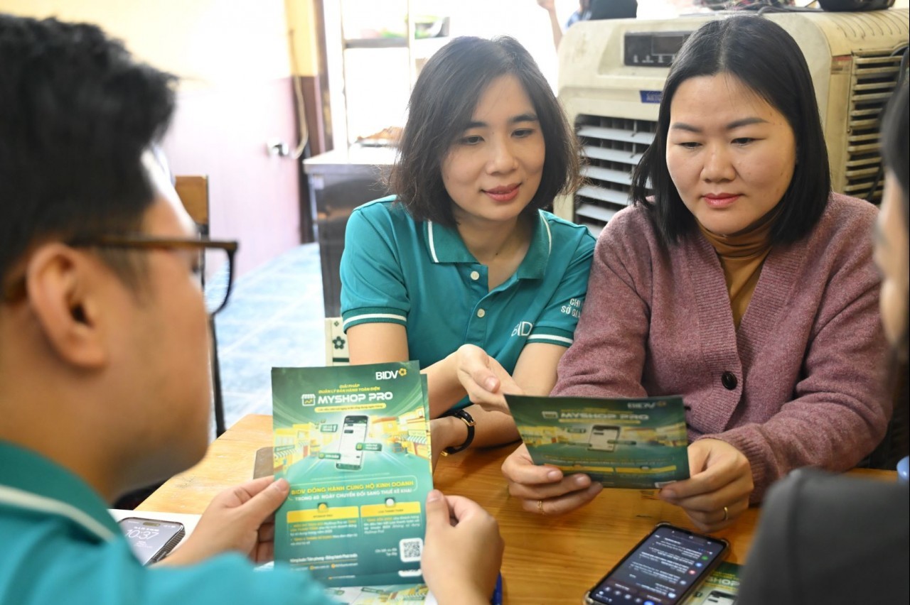 Gấp cuốn sổ cũ, hộ kinh doanh thảnh thơi trên app ngân hàng