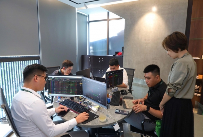 Chứng khoán ngày 28/1: Áp lực bán áp đảo, VN-Index kiểm định vùng hỗ trợ 1.800 điểm