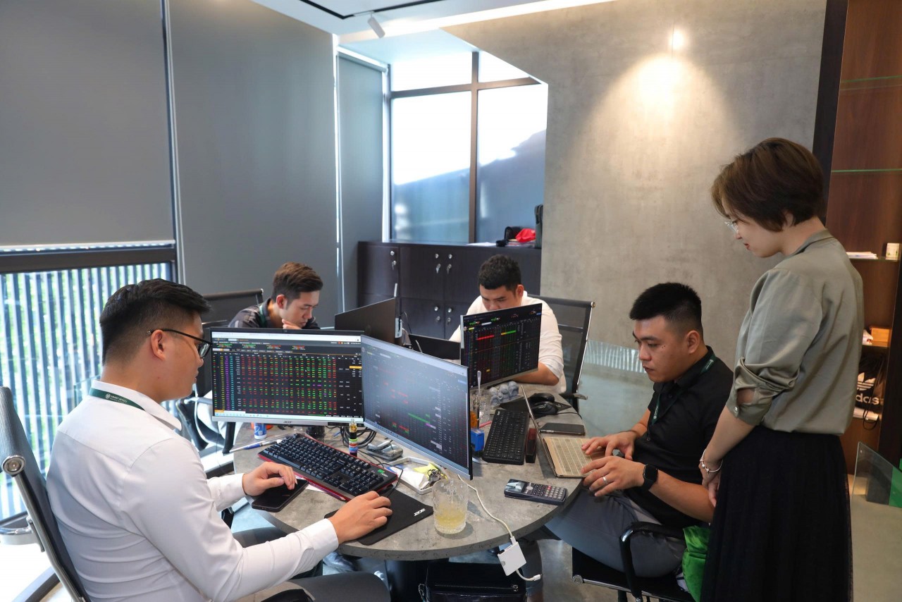 Chứng khoán ngày 28/1: Áp lực bán áp đảo, VN-Index kiểm định vùng hỗ trợ 1.800 điểm