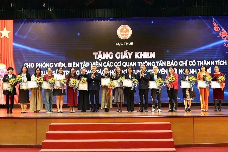 Cục Thuế tặng giấy khen cho 45 phóng viên, biên tập viên cơ quan báo chí