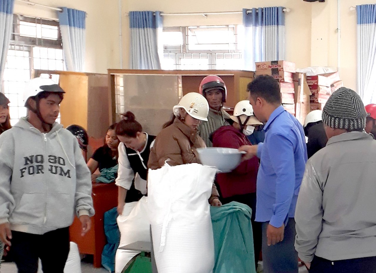 Gần 14.000 hộ dân ở Lâm Đồng đã nhận hơn 701 tấn gạo dự trữ quốc gia dịp Tết Bính Ngọ