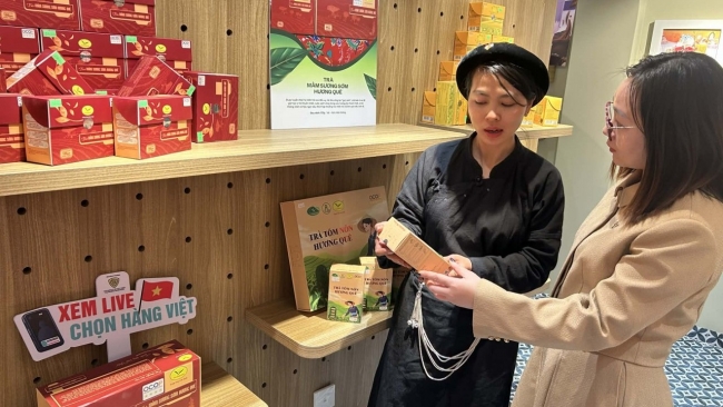 Livestream “Sức sống hàng Việt” trên “phố hiệu” Tràng Tiền