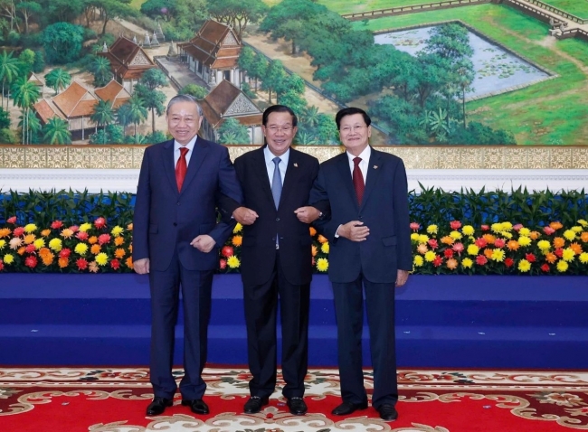 Việt Nam coi trọng và ưu tiên phát triển quan hệ đoàn kết đặc biệt với Campuchia và Lào