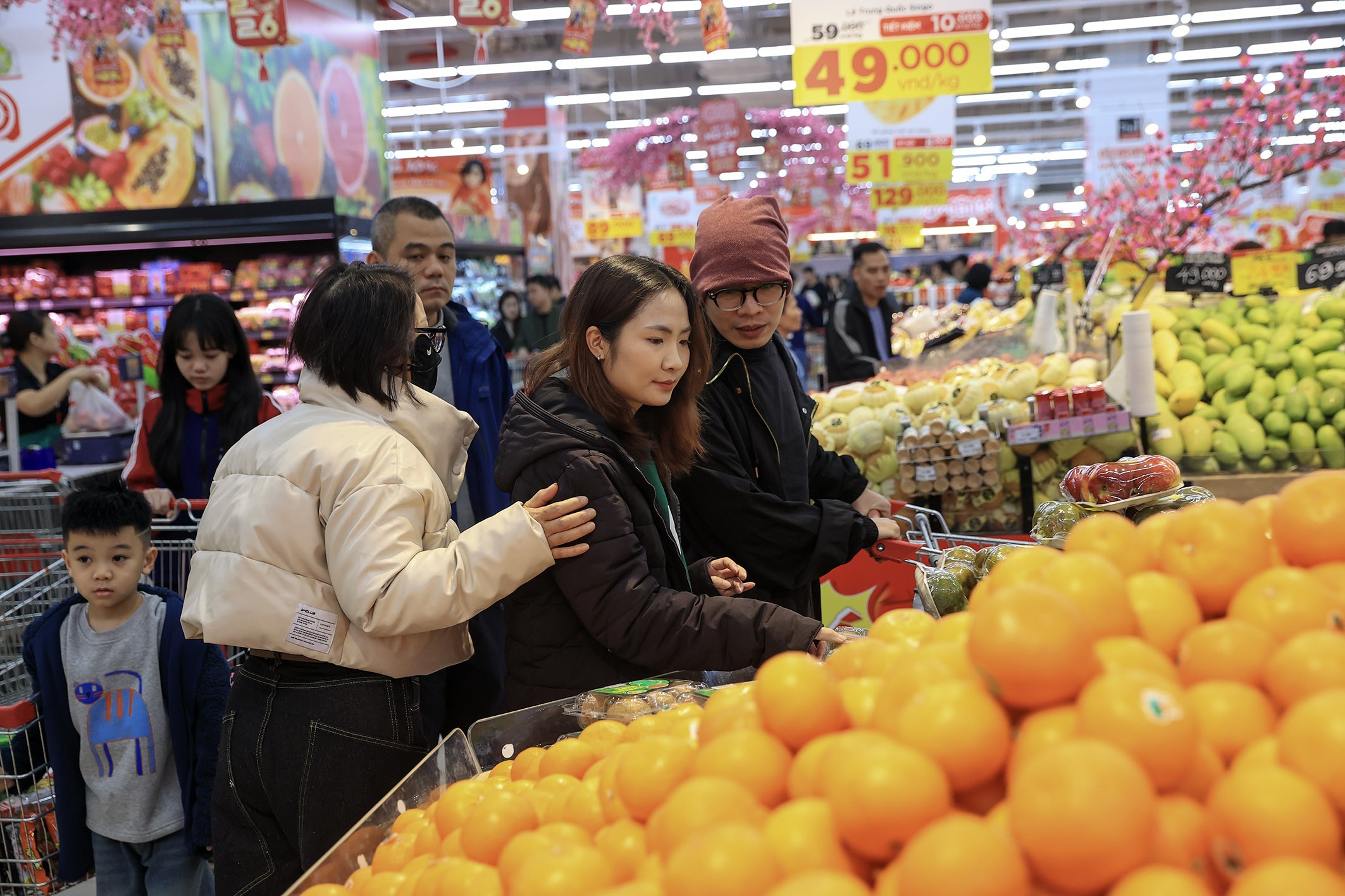 Nhộn nhịp thị trường mua sắm Tết Bính Ngọ