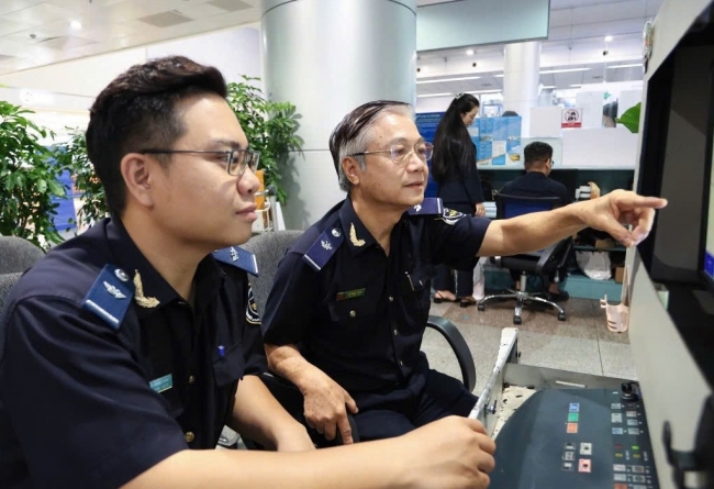 Hải quan cửa khẩu Tân Sơn Nhất siết chặt chống buôn lậu, tạo thuận lợi thông quan dịp Tết
