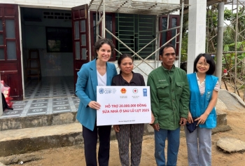 Cấp phát tiền mặt và khôi phục nhà ở cho các hộ gia đình bị ảnh hưởng bởi lũ lụt tại Gia Lai