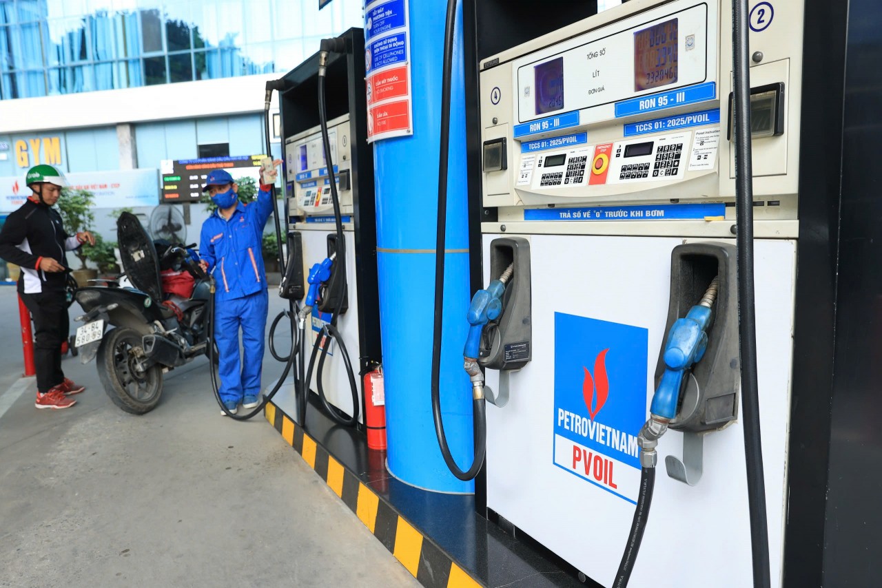 Từ 15h chiều 12/2, giá xăng tăng từ 395 đồng/lít- 418 đồng/lít