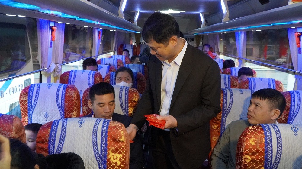 Quảng Ninh: Tổ chức hàng trăm chuyến xe miễn phí đưa công nhân mỏ về quê đón tết