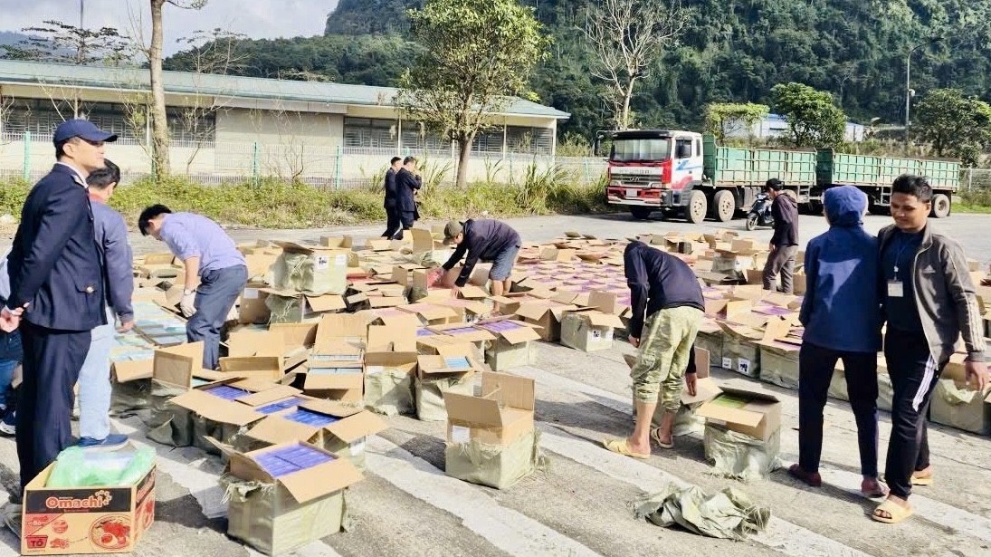 Buôn lậu dịp Tết ngày càng tinh vi, Hải quan siết chặt kiểm soát từ sớm, từ xa