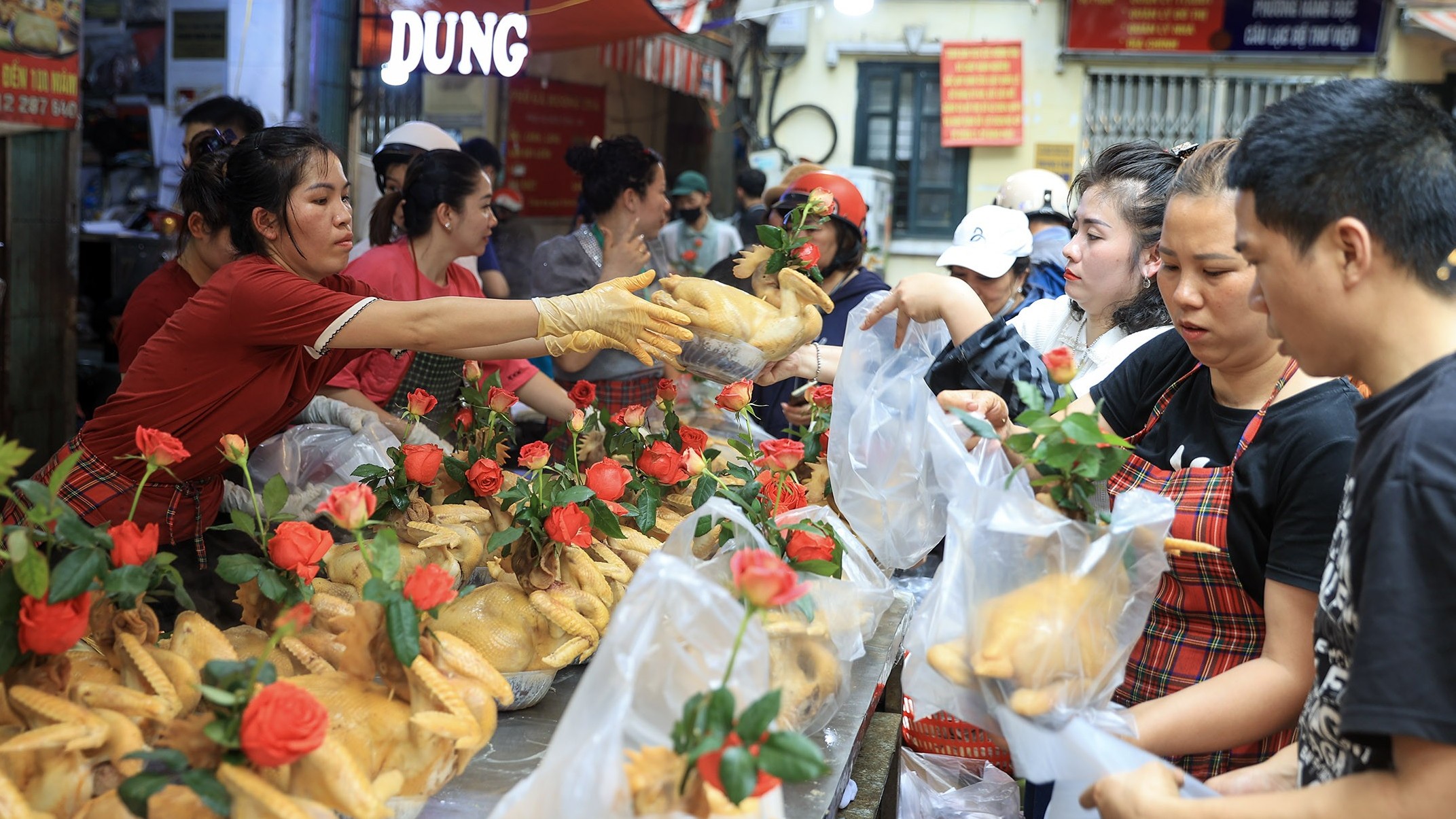 Hà Nội: Gà lễ giá tiền triệu vẫn đắt khách, làm không kịp bán