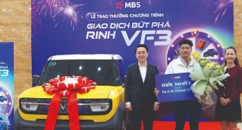 Khách hàng bay 2.000 km nhận xế hộp, tung ưu đãi “All-in-one”