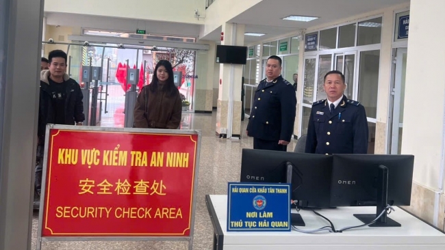 Thông quan hơn 300 xe hàng và 18.700 lượt hành khách qua cửa khẩu Lạng Sơn ngày mùng 4 Tết