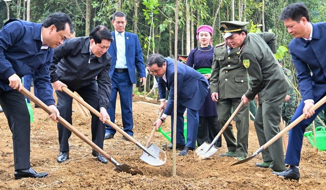 chu tich nuoc luong cuong phat dong tet trong cay doi doi nho on bac ho xuan binh ngo nam 2026