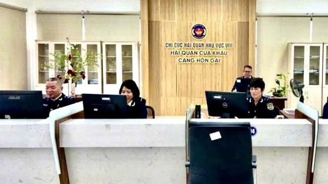 Hải quan cửa khẩu cảng Hòn Gai vào guồng ngay ngày đầu xuân